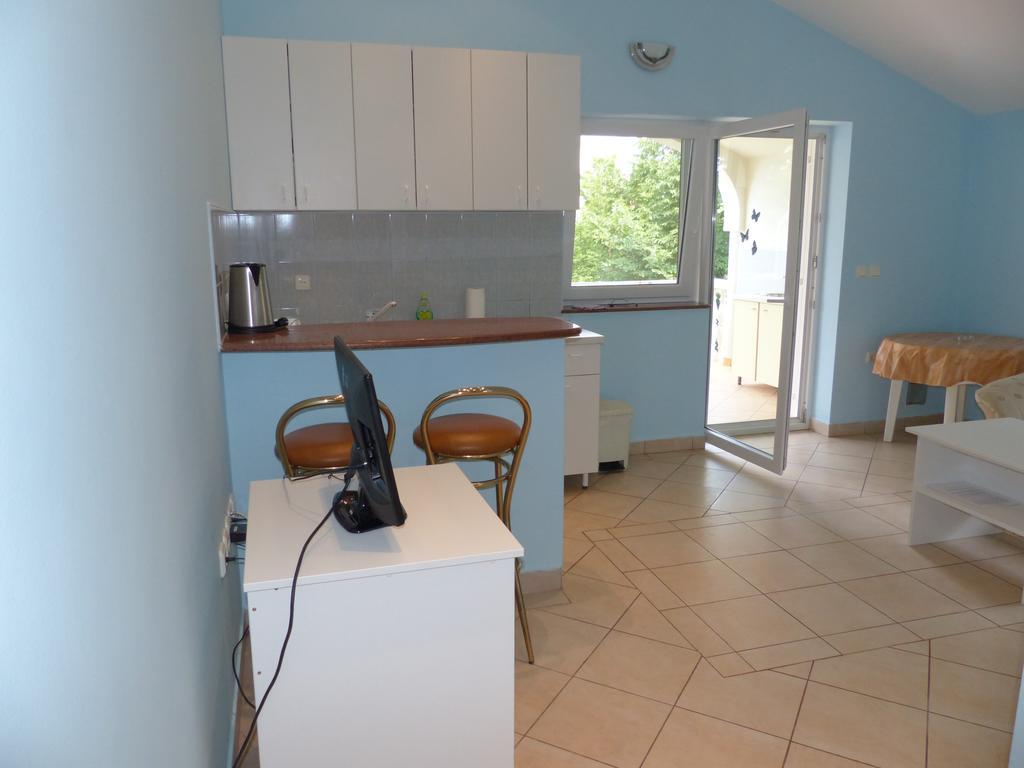 Apartments Viktorija Omišalj Eksteriør bilde