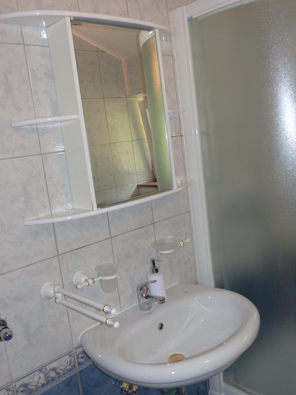 Apartments Viktorija Omišalj Eksteriør bilde